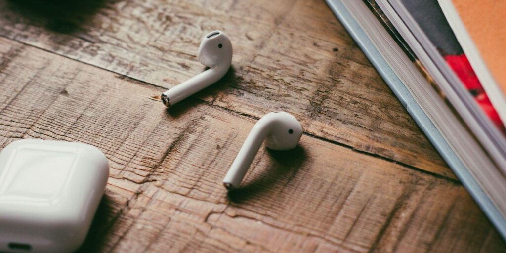 Так, AirPods працюють з Android, але ось у чому проблема!