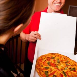 Головні причини популярності послуг з доставки піци